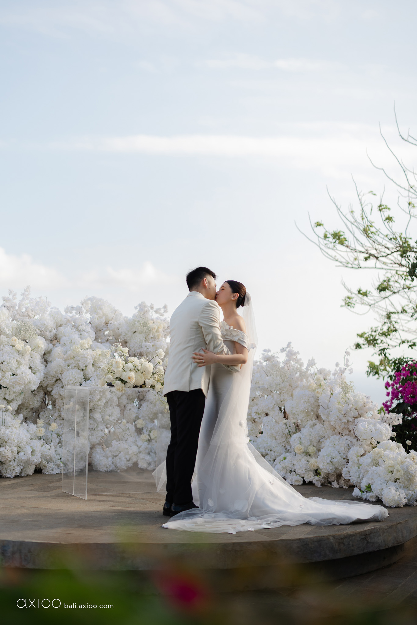 Axioo: A Study in Softness: A Wonderland Uluwatu Wedding in Bali